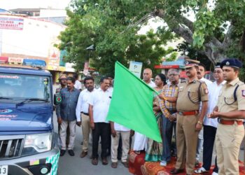 தூத்துக்குடி மாவட்டத்தில் GPS பொருத்தப்பட்ட காவல்துறை வாகனங்களை மாவட்ட எஸ்.பி  ஆல்பர்ட் ஜான்  முன்னிலையில் திருநெல்வேலி சரக காவல்துறை துணை தலைவர் முனைவர் பா. மூர்த்தி கொடியசைத்து துவக்கி வைத்தார்.*