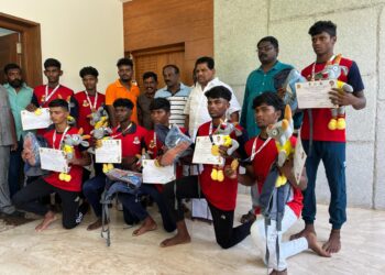 தூத்துக்குடி மாவட்ட மாணவர்கள் கபாடி போட்டியில் முதலிடம் பெற்றதற்கு அமைச்சர் அனிதா ராதாகிருஷ்ணன் பாராட்டி நினைவு பரிசு வழங்கி வாழ்த்தினார்.