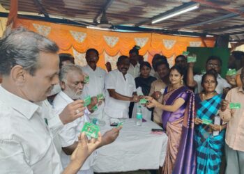 தூத்துக்குடி சீன லைட்டர் உதிரி பாகங்கள் இறக்குமதிக்கு தடை விதித்ததற்கு உறுதுணையாக இருந்த கனிமொழி எம்பியை சந்தித்து கோவில்பட்டி தீப்பெட்டி உற்பத்தியாளர்கள் நன்றி தெரிவித்தனர்.