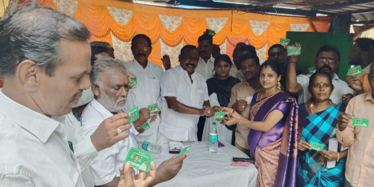 தூத்துக்குடி சீன லைட்டர் உதிரி பாகங்கள் இறக்குமதிக்கு தடை விதித்ததற்கு உறுதுணையாக இருந்த கனிமொழி எம்பியை சந்தித்து கோவில்பட்டி தீப்பெட்டி உற்பத்தியாளர்கள் நன்றி தெரிவித்தனர்.