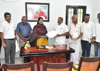 தூத்துக்குடி சீன லைட்டர் உதிரி பாகங்கள் இறக்குமதிக்கு தடை விதித்ததற்கு உறுதுணையாக இருந்த கனிமொழி எம்பியை சந்தித்து கோவில்பட்டி தீப்பெட்டி உற்பத்தியாளர்கள் நன்றி தெரிவித்தனர்.