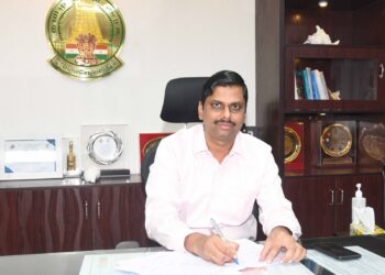 ஸ்ரீமூலக்கரை டூ ஸ்ரீவைகுண்டம் செல்லும் கரை ரோடு மின் விளக்கு வசதி கேட்டு கலெக்டாிடம் மதிமுக கோாிக்கை