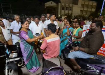 தூத்துக்குடியில் 200 மாற்றுதிறனாளிகளுக்கு அமைச்சர் கீதாஜீவன் புத்தாடை இனிப்பு வழங்கினார்.