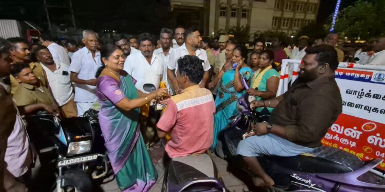 தூத்துக்குடியில் 200 மாற்றுதிறனாளிகளுக்கு அமைச்சர் கீதாஜீவன் புத்தாடை இனிப்பு வழங்கினார்.