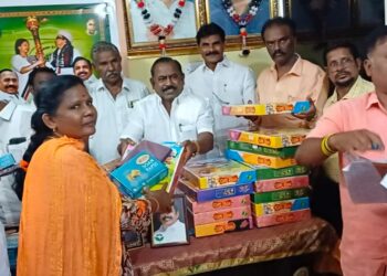 தீபாவளியையொட்டி  தூத்துக்குடியில் அதிமுகவினர் 500 பேருக்கு புத்தாடை, இனிப்புகள்  முன்னாள் அமைச்சர் சி.த செல்லப்பாண்டியன்   வழங்கினார்.