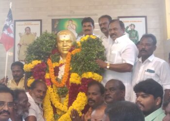 முத்துராமலிங்கத் தேவரின் 117-வது ஜெயந்தி விழாவை முன்னிட்டு அதிமுக முன்னாள் அமைச்சர் மாநில வர்த்தக அணி செயலாளர் சி.த. செல்லப்பாண்டியன் தூத்துக்குடியில் தேவர் சிலைக்கு மாலை அணிவித்து மரியாதை செலுத்தினார்