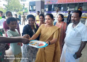 தூத்துக்குடியில் பாரம்பரிய கலைகள் முழங்க தமிழ்நாடு பிறந்தநாள் விழா தமிழன்டா இயக்கம் சார்பில் பொது மக்களுக்கு கடலை மிட்டாய் வழங்கி கொண்டாட்டம் 