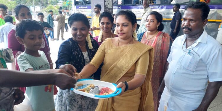 தூத்துக்குடியில் பாரம்பரிய கலைகள் முழங்க தமிழ்நாடு பிறந்தநாள் விழா தமிழன்டா இயக்கம் சார்பில் பொது மக்களுக்கு கடலை மிட்டாய் வழங்கி கொண்டாட்டம் 