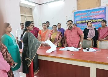 தூத்துக்குடி மாநகராட்சி கிழக்கு மண்டலத்தில் பொதுமக்கள் குறைதீர்க்கும் மனுக்களை துணை மேயர் ஜெனிட்டா பெற்றுக் கொண்டார். 