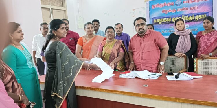 தூத்துக்குடி மாநகராட்சி கிழக்கு மண்டலத்தில் பொதுமக்கள் குறைதீர்க்கும் மனுக்களை துணை மேயர் ஜெனிட்டா பெற்றுக் கொண்டார். 