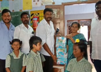 உதயநிதி ஸ்டாலின் பிறந்த நாள் : தூத்துக்குடி தெற்கு மாவட்ட மாணவரணி அமைப்பாளர் அருண்குமார் தலைமையில் பல்வேறு நலத்திட்டங்கள் வழங்கி கொண்டாட்டம்!!