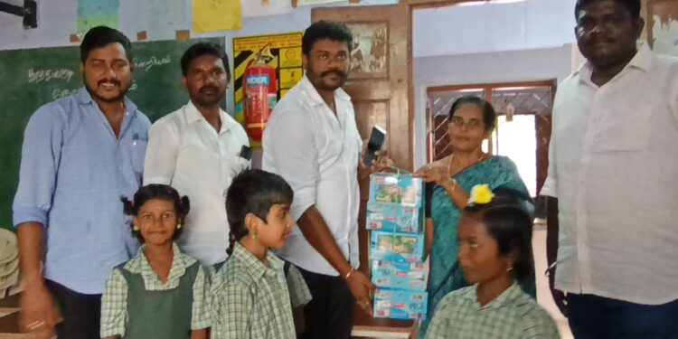 உதயநிதி ஸ்டாலின் பிறந்த நாள் : தூத்துக்குடி தெற்கு மாவட்ட மாணவரணி அமைப்பாளர் அருண்குமார் தலைமையில் பல்வேறு நலத்திட்டங்கள் வழங்கி கொண்டாட்டம்!!