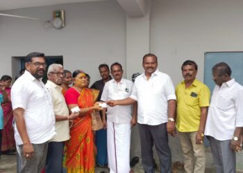 தூத்துக்குடியில் கலைஞர் காப்பீட்டுத் திட்ட அடையாள அட்டையை பயனாளிகளுக்கு மேயர் ஜெகன்பெரியசாமி வழங்கினார்