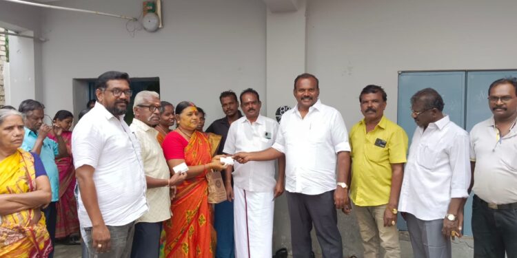 தூத்துக்குடியில் கலைஞர் காப்பீட்டுத் திட்ட அடையாள அட்டையை பயனாளிகளுக்கு மேயர் ஜெகன்பெரியசாமி வழங்கினார்