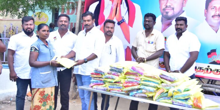 தெற்கு மாவட்ட திமுக இளைஞரணி துணை முதலமைச்சர் உதயநிதி ஸ்டாலின் பிறந்தநாளை முன்னிட்டு மாப்பிள்ளையூரணி தூய்மை காவலர்களுக்கு சேலை வழங்கப்பட்டது