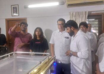 காங்கிரஸ் மூத்த தலைவர்  ஈ.வி.கே.எஸ். இளங்கோவன்  எம்.எல்.ஏ.மரணம் : திருவைகுண்டம் சட்டமன்ற உறுப்பினர்  ஊர்வசி அமிர்தராஜ் மலர் அஞ்சலி செலுத்தி  குடும்பத்திற்கு ஆறுதல் கூறினார்.