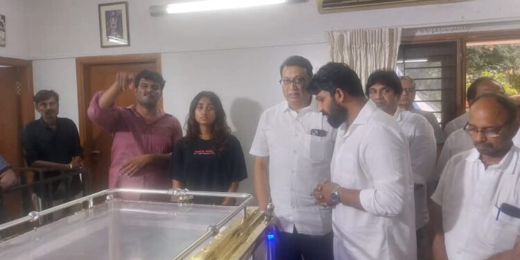 காங்கிரஸ் மூத்த தலைவர்  ஈ.வி.கே.எஸ். இளங்கோவன்  எம்.எல்.ஏ.மரணம் : திருவைகுண்டம் சட்டமன்ற உறுப்பினர்  ஊர்வசி அமிர்தராஜ் மலர் அஞ்சலி செலுத்தி  குடும்பத்திற்கு ஆறுதல் கூறினார்.