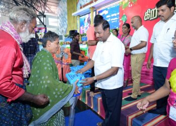 கிறிஸ்மஸ் பண்டிகை முன்னிட்டு இன மத மொழி வேறுபாடு இன்றி ஏழை எளிய மக்களுக்கு புத்தாடைகள், இனிப்புகள் வழங்கி உதவி செய்தார் நாலுமாவடி இயேசு விடுவிக்கிறார் ஊழியத்தின் ஸ்தாபகர் சகோதரர் மோகன் சி லாசரஸ்