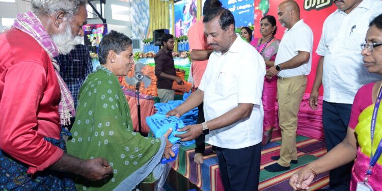 கிறிஸ்மஸ் பண்டிகை முன்னிட்டு இன மத மொழி வேறுபாடு இன்றி ஏழை எளிய மக்களுக்கு புத்தாடைகள், இனிப்புகள் வழங்கி உதவி செய்தார் நாலுமாவடி இயேசு விடுவிக்கிறார் ஊழியத்தின் ஸ்தாபகர் சகோதரர் மோகன் சி லாசரஸ்