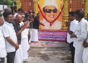 தூத்துக்குடியில் எம்ஜிஆர் நினைவு தினத்தையொட்டி அவரது சிலைக்கு முன்னாள் அமைச்சர் சி.த.செல்லப்பாண்டியன் மாலை அணிவித்து மரியாதை