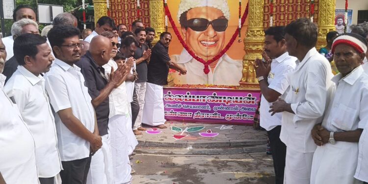 தூத்துக்குடியில் எம்ஜிஆர் நினைவு தினத்தையொட்டி அவரது சிலைக்கு முன்னாள் அமைச்சர் சி.த.செல்லப்பாண்டியன் மாலை அணிவித்து மரியாதை