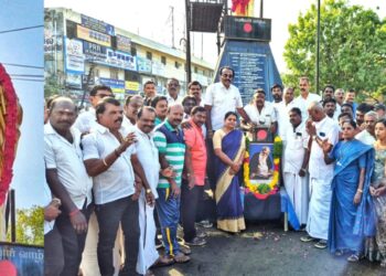 தூத்துக்குடியில் பெரியார் நினைவு தினத்தை முன்னிட்டு அமைச்சர் கீதாஜீவன் மாலை அணிவித்து மரியாதை