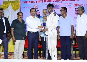 தூத்துக்குடியில் நடைபெற்ற ஜூடோ போட்டியில் வெற்றி பெற்றவர்களுக்கு எஸ்.பி. ஆல்பர்ட் ஜான் பரிசு வழங்கினார்.