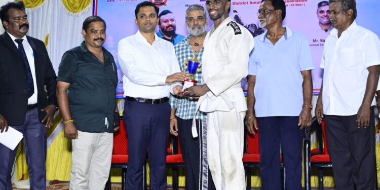 தூத்துக்குடியில் நடைபெற்ற ஜூடோ போட்டியில் வெற்றி பெற்றவர்களுக்கு எஸ்.பி. ஆல்பர்ட் ஜான் பரிசு வழங்கினார்.