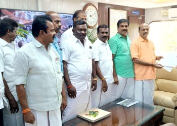 கனமழையால் பாதிக்கப்பட்டுள்ள விவசாய பயிர்களுக்கு கடந்த ஆண்டு போல் 5 ஏக்கர் என்ற வரம்பு நிர்ணயம் செய்யாமல் விதிகளை தளர்த்தி பாதிக்கப்பட்ட அனைத்து நிலங்களுக்கும் வெள்ள நிவாரணம் வழங்க உத்தரவிட வேண்டும் என வலியுறுத்தி அதிமுக முன்னாள் அமைச்சரும் கோவில்பட்டி சட்டமன்ற உறுப்பினருமான கடம்பூர் ராஜு எம்எல்ஏ தூத்துக்குடி மாவட்ட கலெக்டரிடம் கோரிக்கை