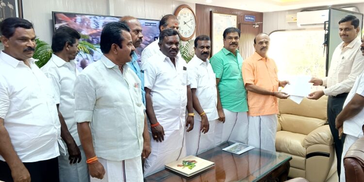 கனமழையால் பாதிக்கப்பட்டுள்ள விவசாய பயிர்களுக்கு கடந்த ஆண்டு போல் 5 ஏக்கர் என்ற வரம்பு நிர்ணயம் செய்யாமல் விதிகளை தளர்த்தி பாதிக்கப்பட்ட அனைத்து நிலங்களுக்கும் வெள்ள நிவாரணம் வழங்க உத்தரவிட வேண்டும் என வலியுறுத்தி அதிமுக முன்னாள் அமைச்சரும் கோவில்பட்டி சட்டமன்ற உறுப்பினருமான கடம்பூர் ராஜு எம்எல்ஏ தூத்துக்குடி மாவட்ட கலெக்டரிடம் கோரிக்கை