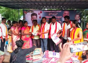 தூத்துக்குடியில் தமிழக வெற்றிக் கழகம் சார்பில் கிறிஸ்துமஸ் விழாவை முன்னிட்டு  முன்னாள் கவுன்சிலர் ஆனந்தகுமார் ஏற்பாட்டின் பேரில்   250 பேருக்கு புத்தாடை, இனிப்புகள் வழங்கப்பட்டது