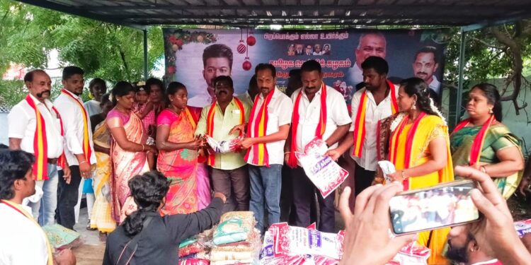 தூத்துக்குடியில் தமிழக வெற்றிக் கழகம் சார்பில் கிறிஸ்துமஸ் விழாவை முன்னிட்டு முன்னாள் கவுன்சிலர் ஆனந்தகுமார் ஏற்பாட்டின் பேரில் 250 பேருக்கு புத்தாடை, இனிப்புகள் வழங்கப்பட்டது