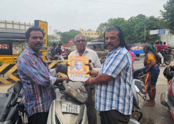 தூத்துக்குடி மாவட்டம் முழுவதும் பெருந்தலைவர் மக்கள் கட்சி சார்பில் சுமார் 15 ஆயிரம் 2025-ம் ஆண்டிற்கான காலண்டர்கள் பொதுமக்களுக்கும் வியாபாரிகளுக்கு விநியோகம் தீவிரம் : பெருந்தலைவர் மக்கள் கட்சி தூத்துக்குடி மாவட்ட செயலாளர் எஸ்.பி. மாரியப்பன் வழங்கினார்..