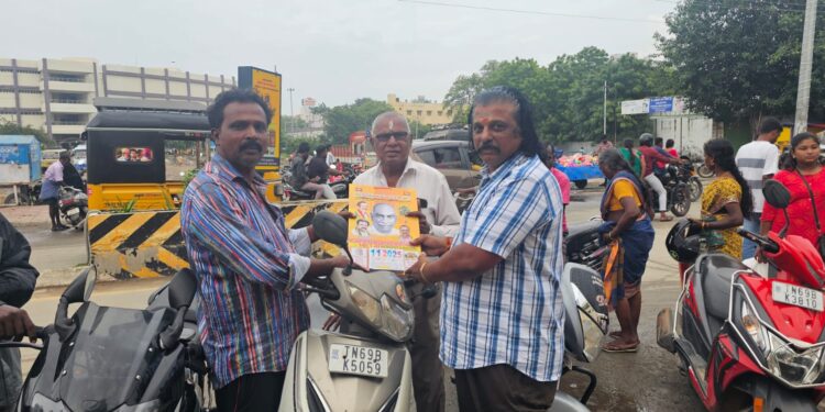 தூத்துக்குடி மாவட்டம் முழுவதும் பெருந்தலைவர் மக்கள் கட்சி சார்பில் சுமார் 15 ஆயிரம் 2025-ம் ஆண்டிற்கான காலண்டர்கள் பொதுமக்களுக்கும் வியாபாரிகளுக்கு விநியோகம் தீவிரம் : பெருந்தலைவர் மக்கள் கட்சி தூத்துக்குடி மாவட்ட செயலாளர் எஸ்.பி. மாரியப்பன் வழங்கினார்..