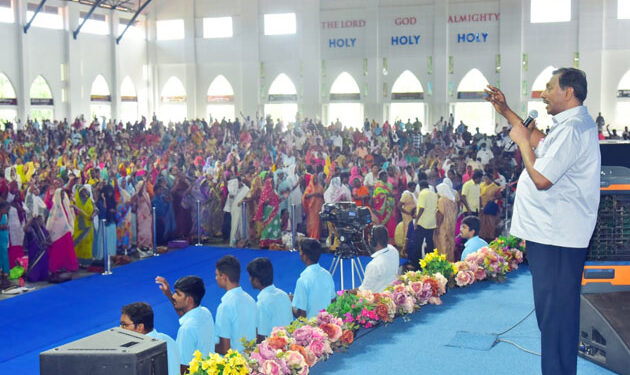 நாலுமாவடியில் அற்புத விடுதலை பிரார்த்தனை கூட்டத்தில் இயேசு விடுவிக்கிறார் ஊழிய நிறுவனர் மோகன் சி.லாசரஸ் சிறப்பு பிரார்த்தனை