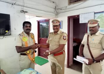 தூத்துக்குடி தெற்கு காவல் நிலையத்தில்  2025 -ம் ஆண்டு புத்தாண்டு கொண்டாட்டம்: காவல் ஆய்வாளர் திருமுருகன் காவலர்களுக்கு புதிய சீருடை ஆடைகள், இனிப்புகள் வழங்கி வாழ்த்துக்கள் தெரிவித்தார்…