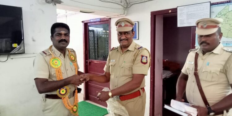 தூத்துக்குடி தெற்கு காவல் நிலையத்தில் 2025 -ம் ஆண்டு புத்தாண்டு கொண்டாட்டம்: காவல் ஆய்வாளர் திருமுருகன் காவலர்களுக்கு புதிய சீருடை ஆடைகள், இனிப்புகள் வழங்கி வாழ்த்துக்கள் தெரிவித்தார்…