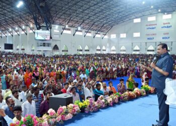 நாலுமாவடி தேவனுடைய கூடாரத்தில் நடைபெற்ற புத்தாண்டு வாக்குத்தத்தக் கூட்டத்தில் தேசத்தின் மக்களுக்காகவும், வியாதியஸ்தர்களுக்காகவும், புத்தாண்டு ஆசீர்வாதத்திற்காகவும், சிறப்பு பிரார்த்தனை : இயேசு விடுவிக்கிறார் ஊழிய நிறுவனர் மோகன் சி லாசரஸ் பங்கேற்பு!