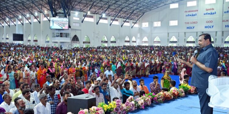 நாலுமாவடி தேவனுடைய கூடாரத்தில் நடைபெற்ற புத்தாண்டு வாக்குத்தத்தக் கூட்டத்தில் தேசத்தின் மக்களுக்காகவும், வியாதியஸ்தர்களுக்காகவும், புத்தாண்டு ஆசீர்வாதத்திற்காகவும், சிறப்பு பிரார்த்தனை : இயேசு விடுவிக்கிறார் ஊழிய நிறுவனர் மோகன் சி லாசரஸ் பங்கேற்பு!