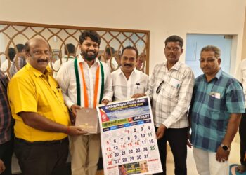 தூத்துக்குடி பிரஸ் கிளப் நிர்வாகிகள்   ஸ்ரீவைகுண்டம் சட்டமன்ற உறுப்பினர் ஊர்வசி அமிர்தராஜ் அவர்களை நேரில் சந்தித்து பிரஸ்   கிளப் சார்பில் வெளியிடப்பட்ட டைரி மற்றும் காலண்டர்   ஆகியவற்றை வழங்கி புத்தாண்டு வாழ்த்துக்கள் தெரிவித்தனர்.