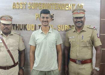 தூத்துக்குடி டவுண் பகுதியில் பணியாற்றிய   2 எஸ்.ஐ க்கு பிரிவு உபச்சார விழா : மதன் ஐபிஎஸ் கொடுத்த சர்ப்ரைஸ் 