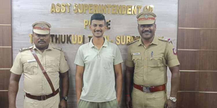 தூத்துக்குடி டவுண் பகுதியில் பணியாற்றிய   2 எஸ்.ஐ க்கு பிரிவு உபச்சார விழா : மதன் ஐபிஎஸ் கொடுத்த சர்ப்ரைஸ் 