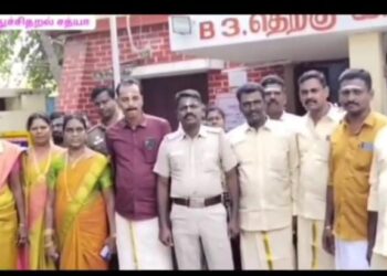 தூத்துக்குடி தெற்கு காவல் நிலையத்தில் பாரம்பரிய உடை அணிந்து, பானையில் அரிசி இட்டு தமிழர் திருநாளாம் பொங்கலை கொண்டாடி போலீஸார் மகிழ்ந்தனர்.