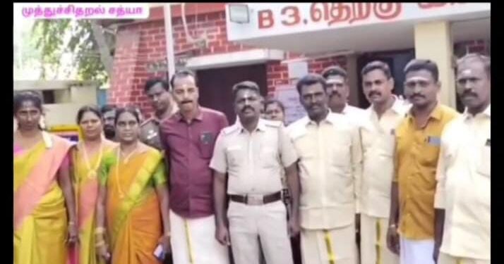 தூத்துக்குடி தெற்கு காவல் நிலையத்தில் பாரம்பரிய உடை அணிந்து, பானையில் அரிசி இட்டு தமிழர் திருநாளாம் பொங்கலை கொண்டாடி போலீஸார் மகிழ்ந்தனர்.