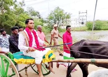 தூத்துக்குடி எஸ்பி அலுவலகத்தில் பொங்கல் பண்டிகை உற்சாகம்:   தமிழர்களின் பாரம்பரிய உடையான வேஷ்டி சட்டை அணிந்து, ரேக்ளா ரேஸ் வண்டியில் வந்து அசத்திய எஸ்பி ஆல்பர்ட் ஜான்!!!