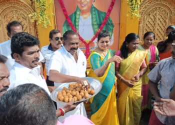 தூத்துக்குடியில் எம்.ஜி.ஆர் 108வது பிறந்த நாள் விழா கோலாகலம் :   முன்னாள் அமைச்சர் சி.த.செல்லப்பாண்டியன் தலைமையில் பல்வேறு இடங்களில்     கேக் வெட்டி கொண்டாடப்பட்டது.