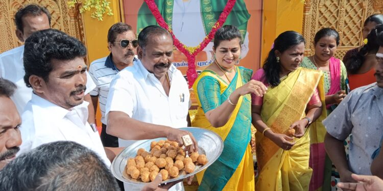 தூத்துக்குடியில் எம்.ஜி.ஆர் 108வது பிறந்த நாள் விழா கோலாகலம் :   முன்னாள் அமைச்சர் சி.த.செல்லப்பாண்டியன் தலைமையில் பல்வேறு இடங்களில்     கேக் வெட்டி கொண்டாடப்பட்டது.