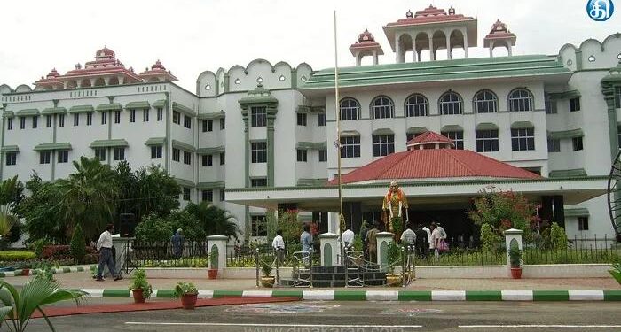 தூத்துக்குடி ஸ்பிக் நிறுவனம் கையகப்படுத்திய  72 ஏக்கர் புறம்போக்கு நிலத்தை அரசு மீட்க உயர்நீதிமன்ற மதுரை கிளை அதிரடி உத்தரவு!!