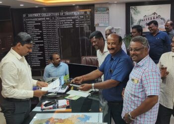 தூத்துக்குடி பத்திாிகையாளா்களுக்கு விரைந்து வீட்டு மனை பட்டா கிடைக்க நடவடிக்கை எடுப்பதாக கலெக்டர் இளம்பகவத் உறுதியளித்தார்.