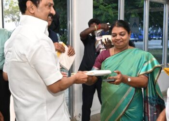 நெல்லை விழாவிற்கு வருகை தந்த முதல்வர் ஸ்டாலினுக்கு தூத்துக்குடி விமான நிலையத்தில் உற்சாக வரவேற்பு  அமைச்சர்கள், கலெக்டர்கள், எம்எல்ஏக்கள், மேயர்கள் பங்கேற்பு